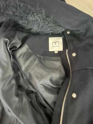 Chaqueta acolchada negra con botones dorados