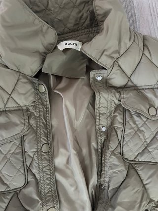 Chaqueta acolchada negra con botones dorados