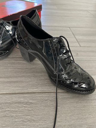 Zapatos de tacón negros charol