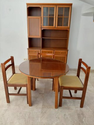 Mesa redonda con cristal y 2 sillas de madera