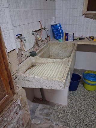 Pila de piedra beige y gris