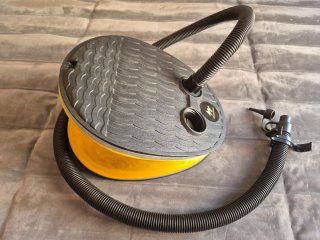 Colchón hinchable e hinchador de pie