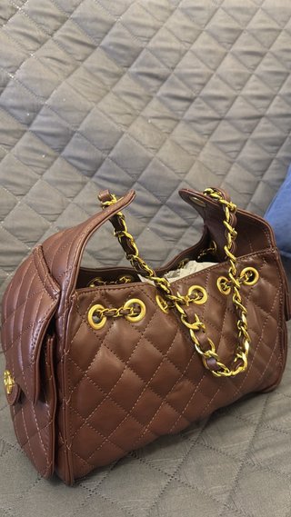 Borsa stile Chanel marrone con dettagli oro