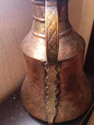 Jarrón árabe de metal dorado y marrón