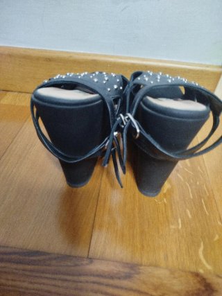 Scarpe con zeppa e borchie nere