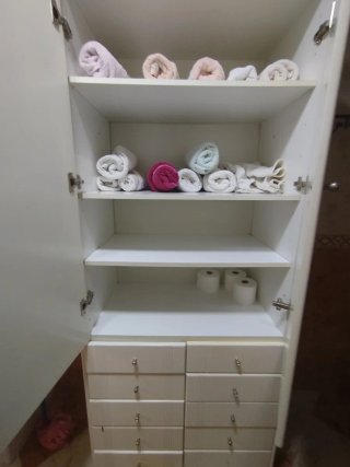 Mueble de baño mármol y madera con armario a juego