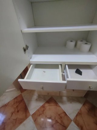 Mueble de baño mármol y madera con armario a juego