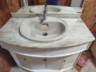 Mueble de baño mármol y madera con armario a juego