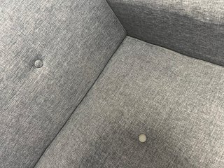 Sofá de tela gris