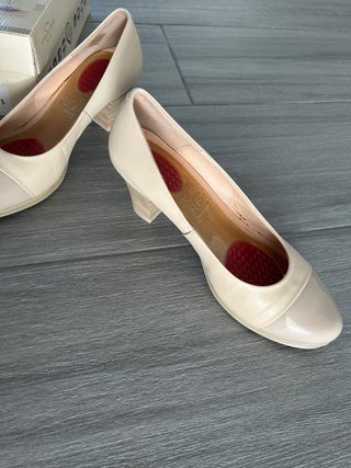 Zapatos tacón beige