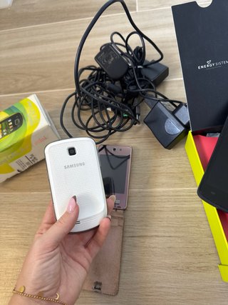 Lote móviles Samsung y cables