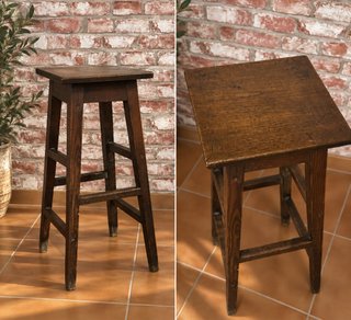 Taburete alto de madera oscuro