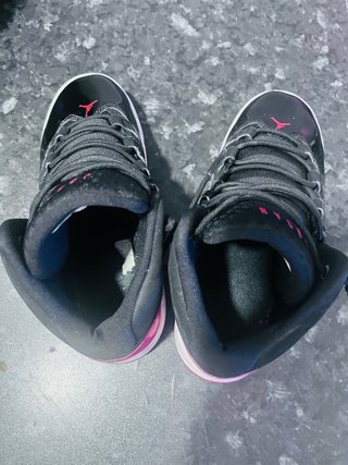 Zapatillas Jordan Negras y roja talla 33.5