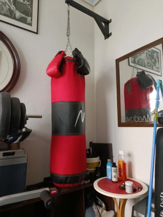 Saco de boxeo rojo con soporte
