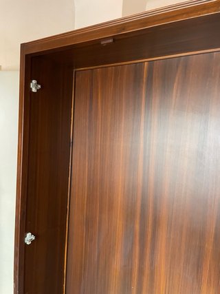 Vitrina de cristal y madera. Almoradi