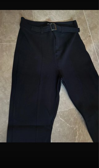 Pantalón negro Stradivarius con cinturón
