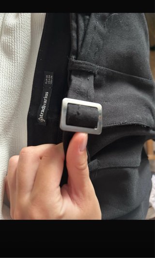 Pantalón negro Stradivarius con cinturón