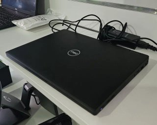Portátil DELL Latitude 7390 con Windows 11