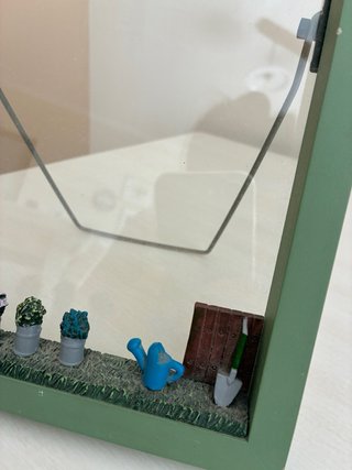 Cornice decorativa con giardino in miniatura