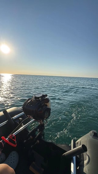 Zodiac de pesca con motor fueraborda de 3cvv