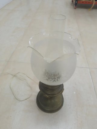 Lámpara de mesa vintage dorada y transparente.