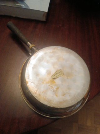 Sartén de metal con mango de madera