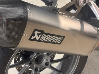 BMW R1250GS con TODOS los paquetes, maletas y akra