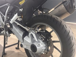 BMW R1250GS con TODOS los paquetes, maletas y akra