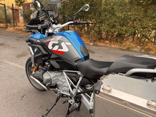 BMW R1250GS con TODOS los paquetes, maletas y akra