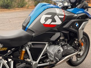 BMW R1250GS con TODOS los paquetes, maletas y akra