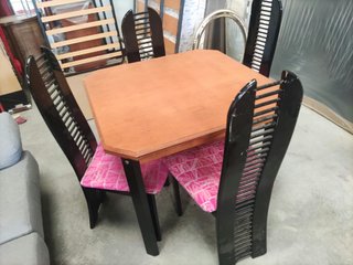 Mesa de comedor con 4 sillas