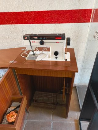 Máquina de coser Alfa con mueble