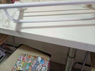 Estante toallero de metal blanco
