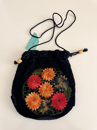 Bolso saquito vintage negro bordado flores