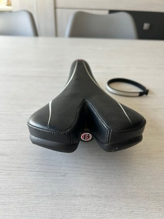Sillín de bicicleta negro y sujetapantalon