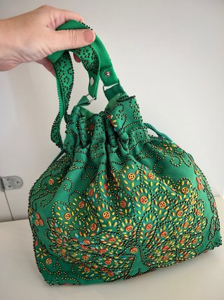 Bolso verde pedreria y sombrero de paja