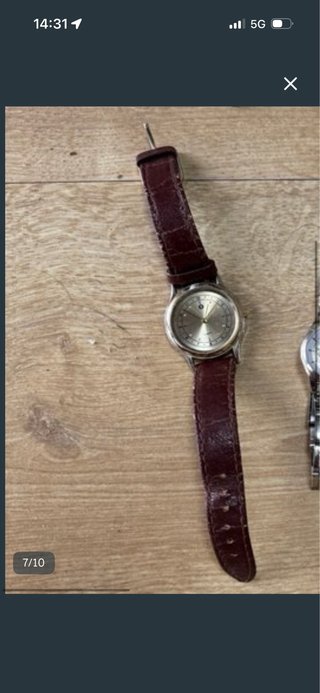Reloj de pulsera marrón y plateado