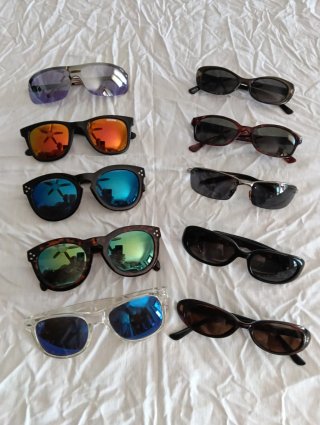COLECCIÓN DE 22 GAFAS DE SOL DE SEÑORA.