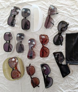 COLECCIÓN DE 22 GAFAS DE SOL DE SEÑORA.
