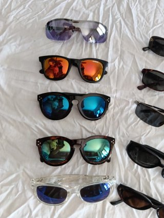 COLECCIÓN DE 22 GAFAS DE SOL DE SEÑORA.