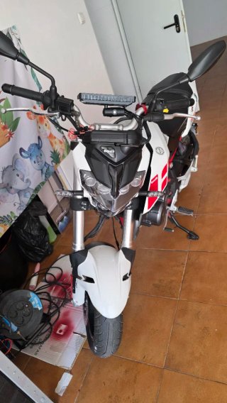 Benelli TNT 125 Naked Blanca y Roja