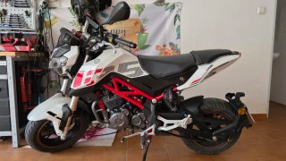 Benelli TNT 125 Naked Blanca y Roja