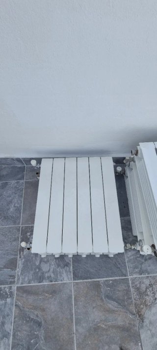 11 Radiatori di acqua calda metallici bianchi