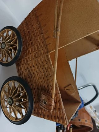 Cochecito de muñecas antiguo de mimbre
