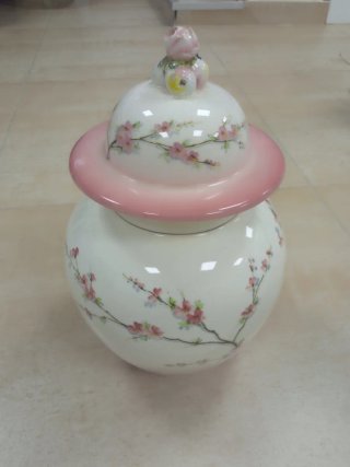 Jarrón de cerámica con tapa y flores