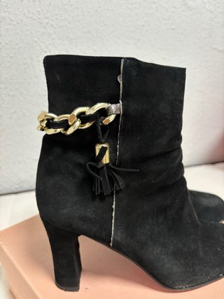 Botas de ante negras con cadena