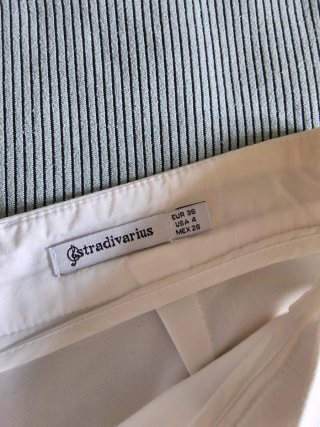 Pantalon corto / Falda corta blanca con botones