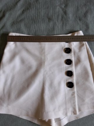 Pantalon corto / Falda corta blanca con botones