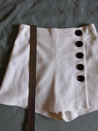 Pantalon corto / Falda corta blanca con botones