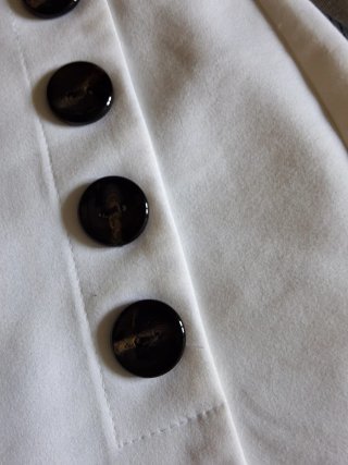 Pantalon corto / Falda corta blanca con botones